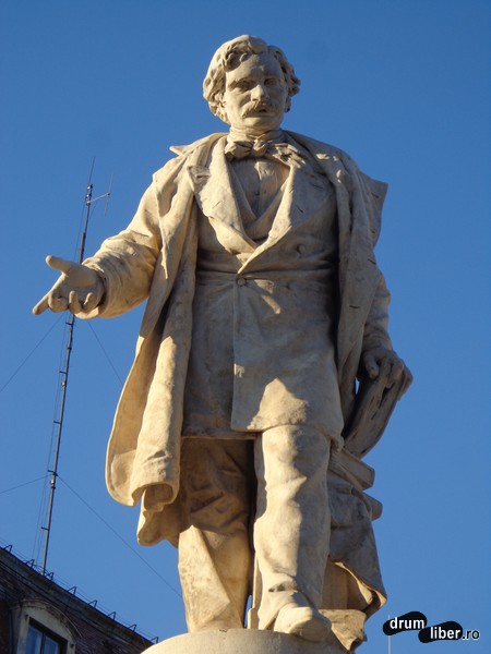 Statuia lui Ion Heliade Rădulescu (Piața Universității)